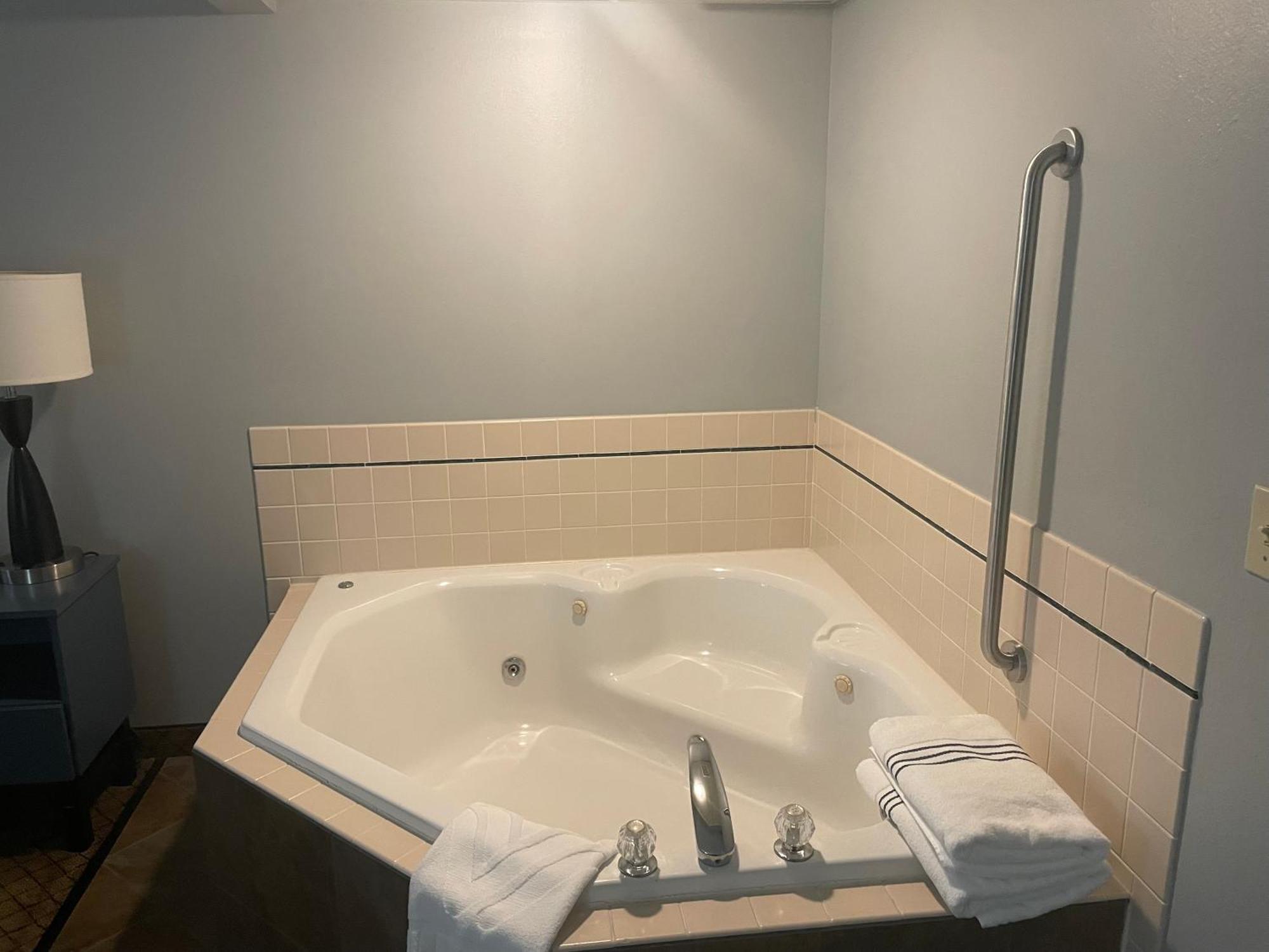 Americinn By Wyndham Hartford Wi Eksteriør billede