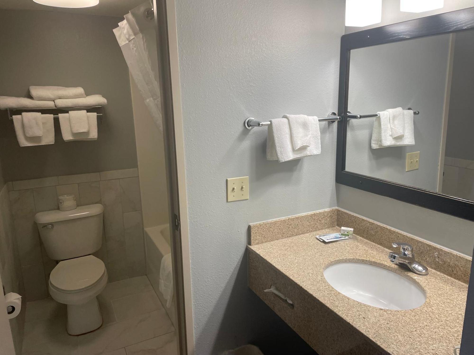 Americinn By Wyndham Hartford Wi Eksteriør billede