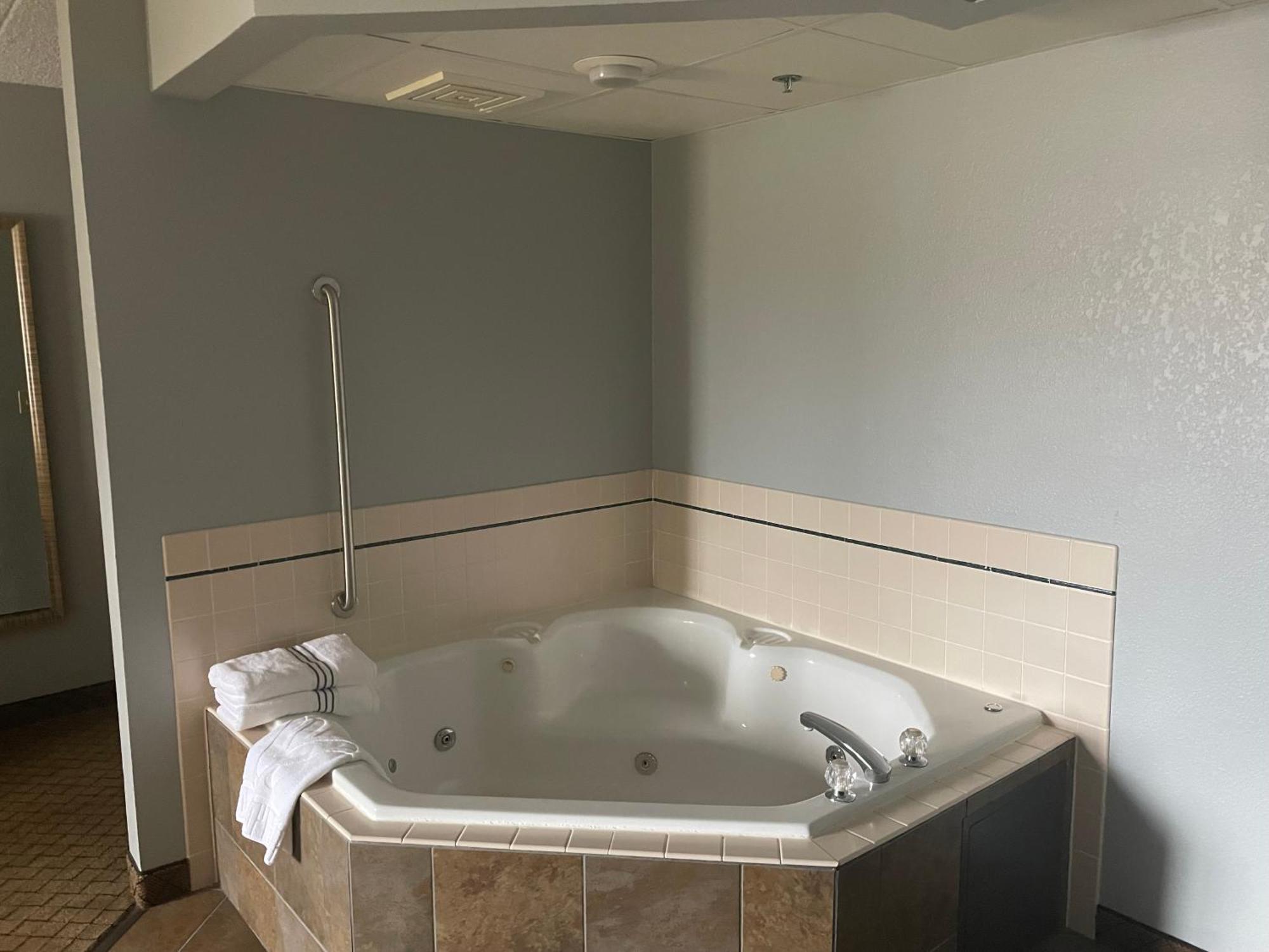 Americinn By Wyndham Hartford Wi Eksteriør billede