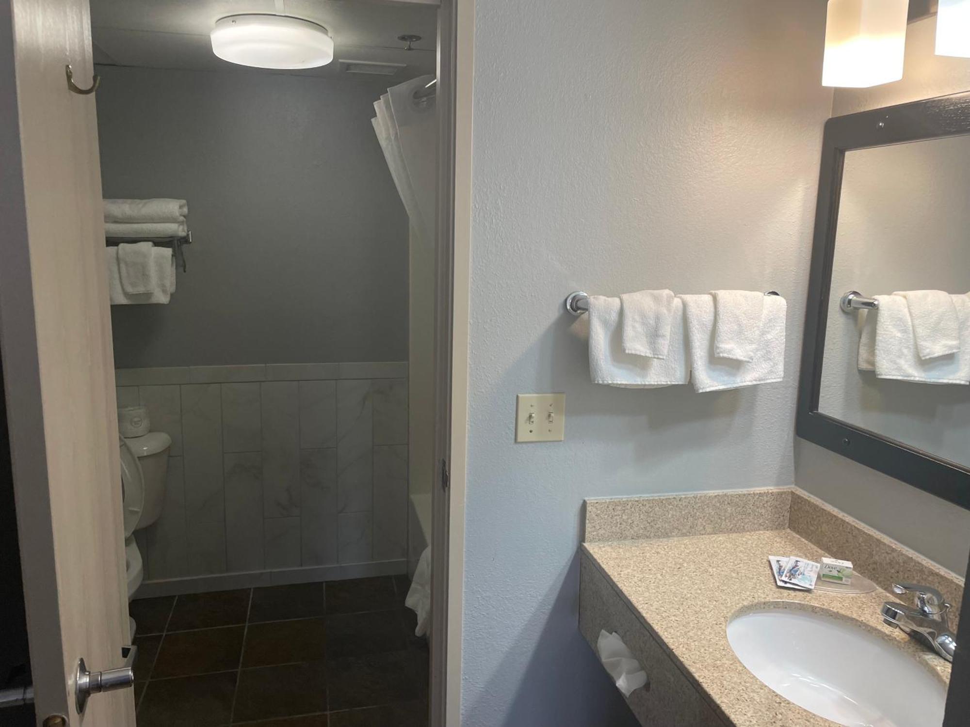 Americinn By Wyndham Hartford Wi Eksteriør billede