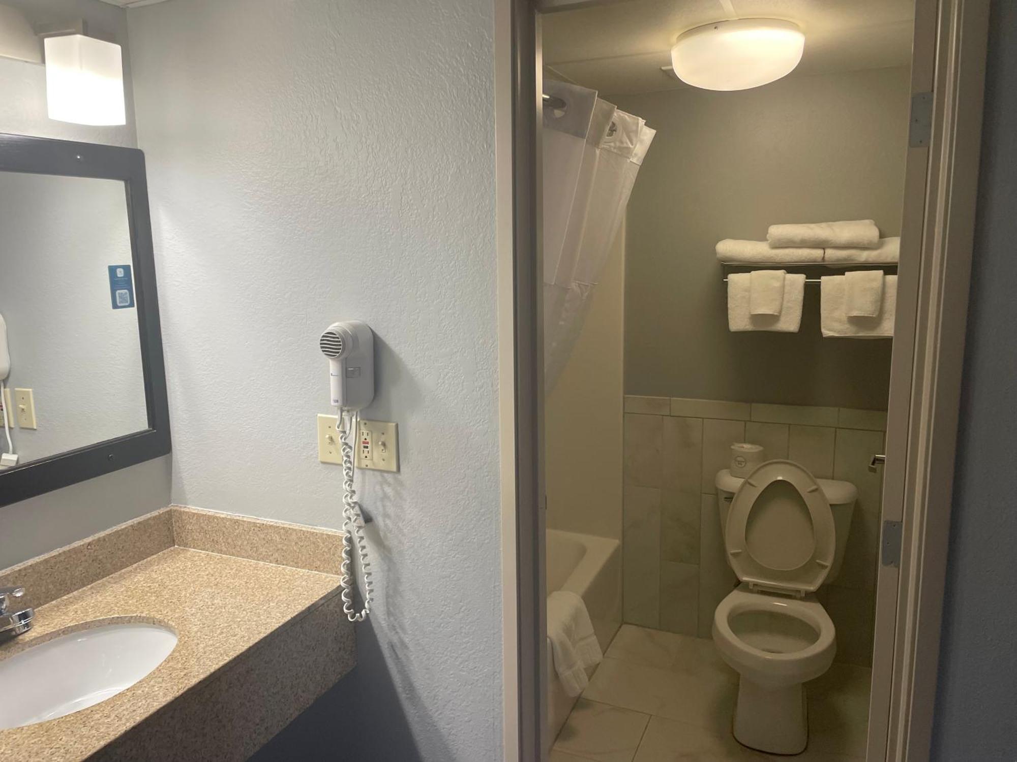 Americinn By Wyndham Hartford Wi Eksteriør billede